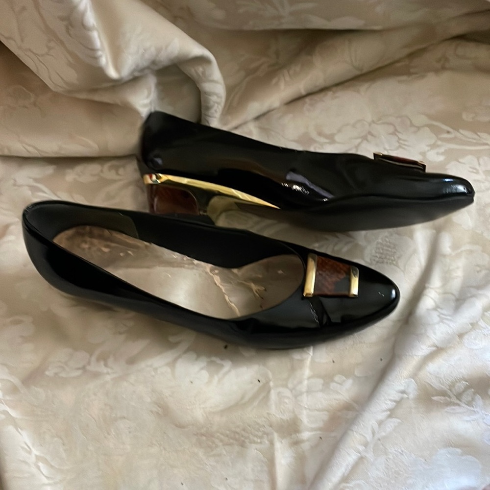Vintage 1980s black patent shoes with gold details Size 8.5AA
